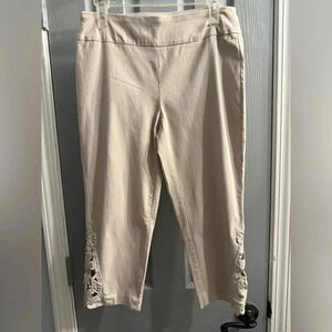 Jessica Riley pull on stretch capris with beautiful lace design on legs size Med